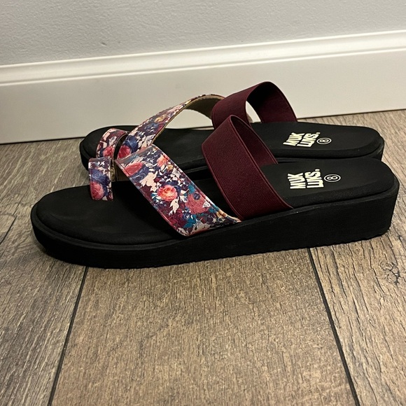 Nearly New Muk Luks Sandals - Picture 3 of 10